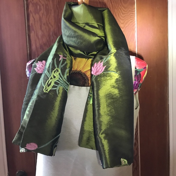 Shimmering Embroidered Emerald Silk Kimono Wrap - Picture 3 of 8