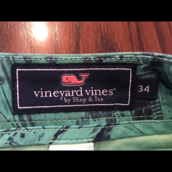 Vineyard vines mens shorts - Picture 2 of 3