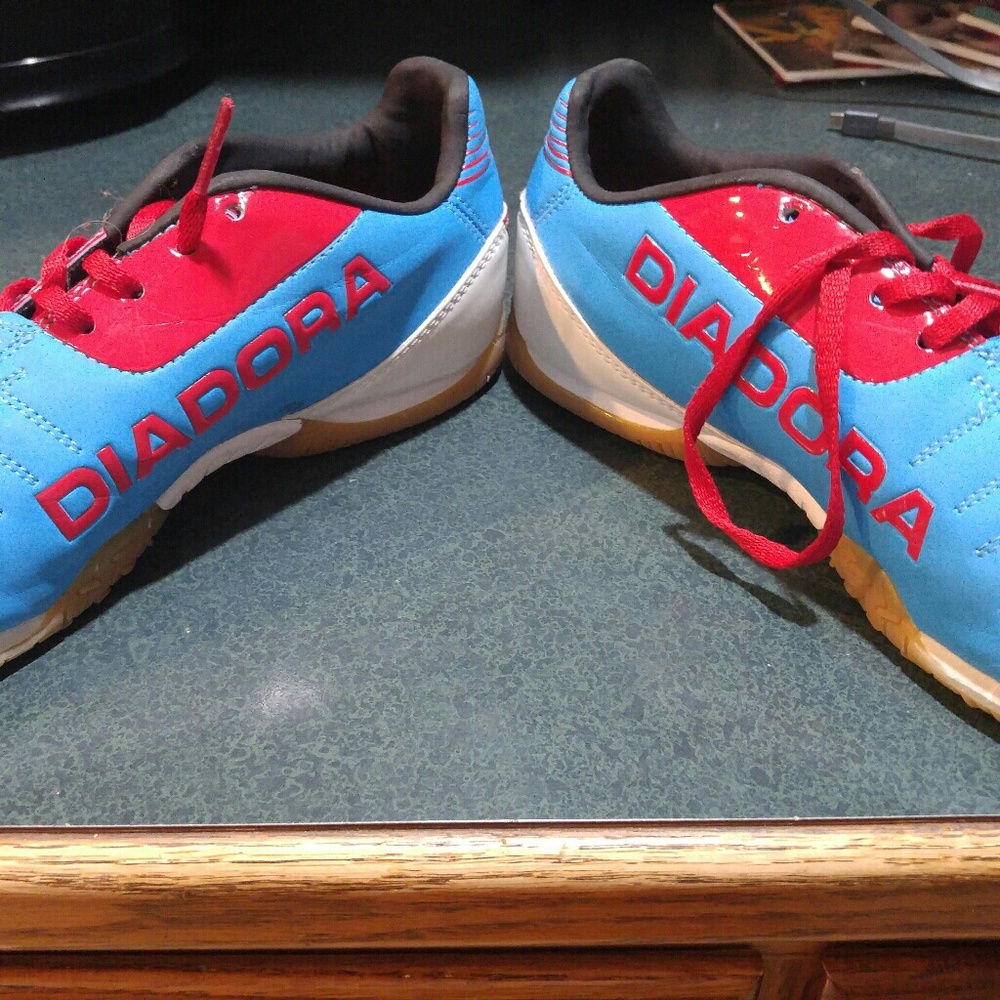 Indoor soccer cleats