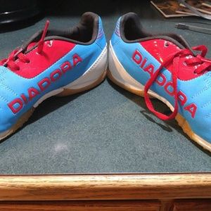 Indoor soccer cleats