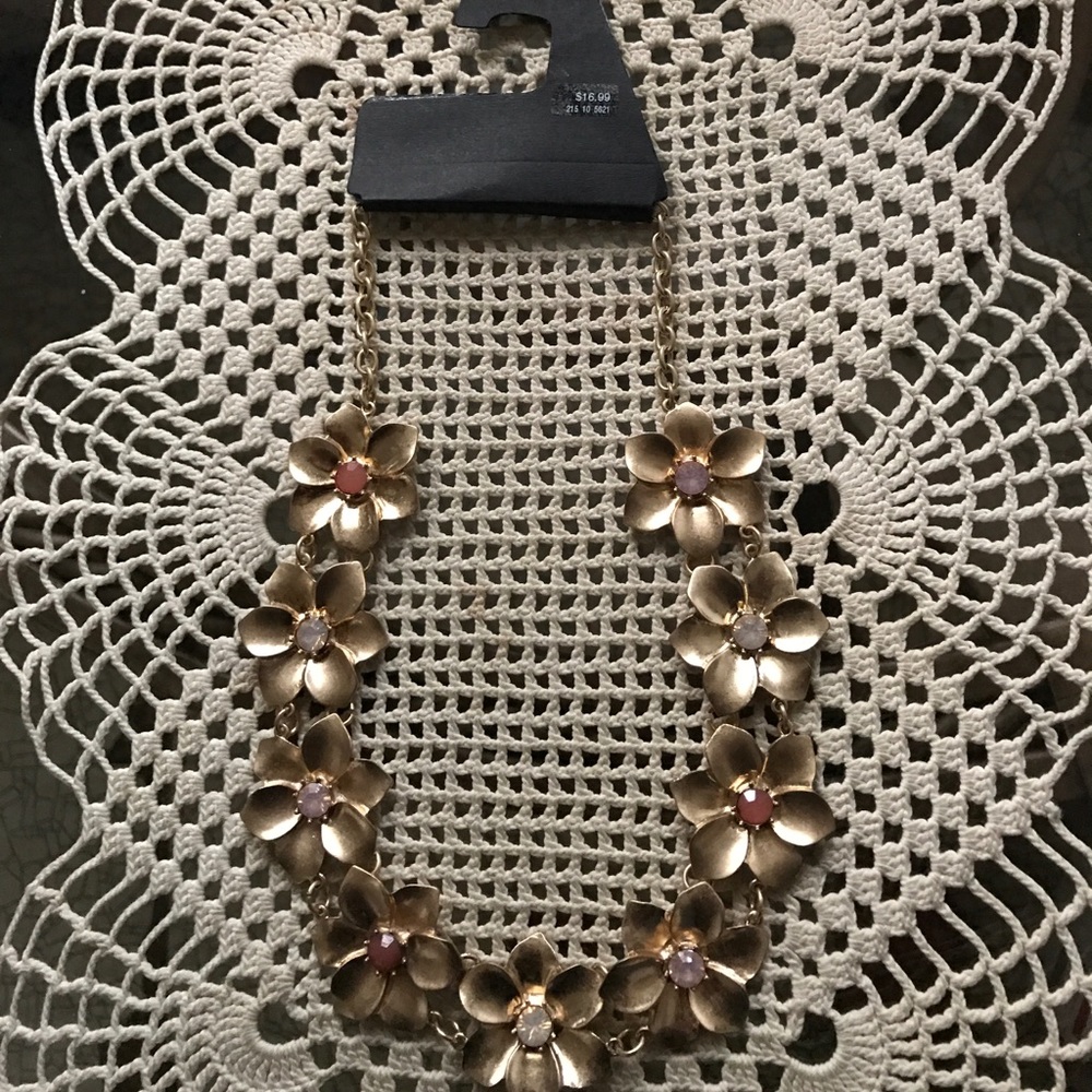 NWT Beautiful Gold Flower Necklace!