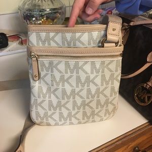 MK crossbag 💯% authentic
