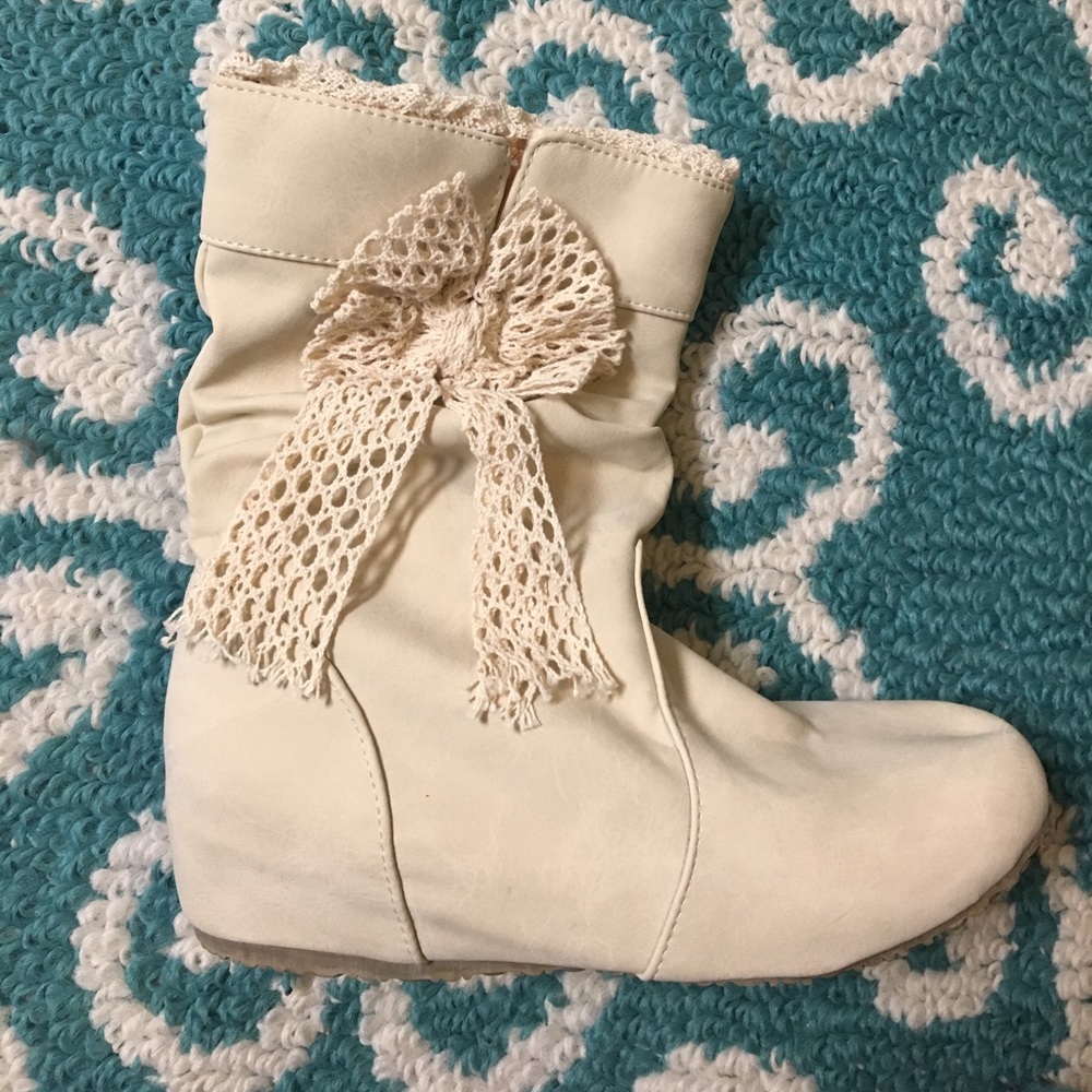 Cream colored booties with bow NWOT size 7