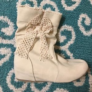 Cream colored booties with bow NWOT size 7