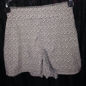 Black/White zig zag skort, with pockets.