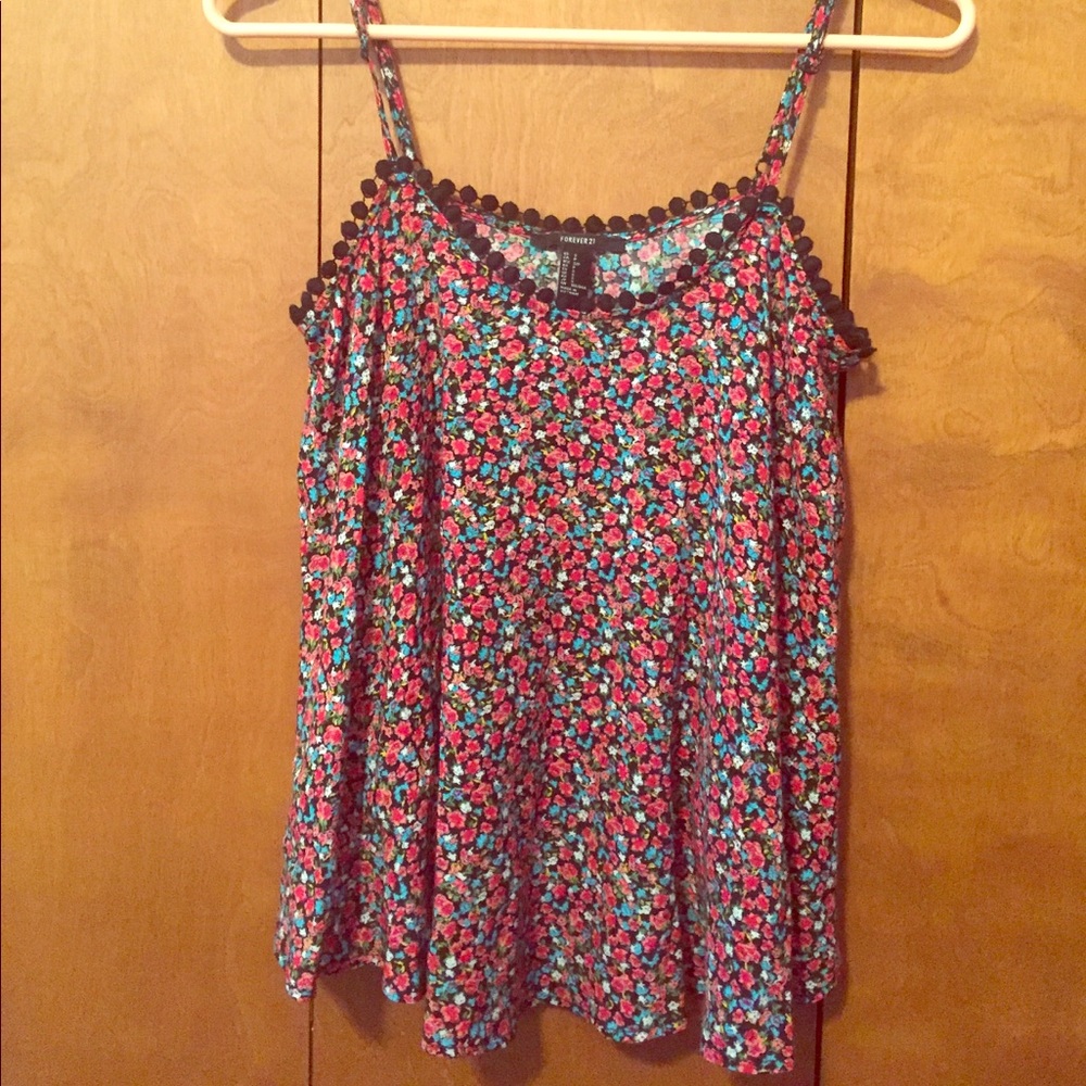 Fun summer tank! Smoke free home and barely worn!