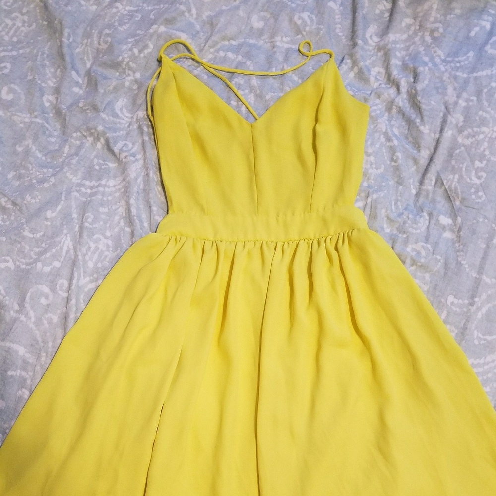 Flirty canary yellow open back sundress 🌻