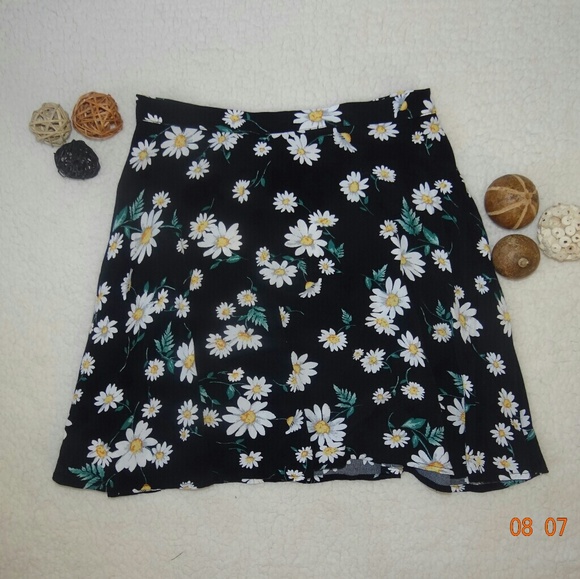 F21Black Flower Skirt - Picture 1 of 4