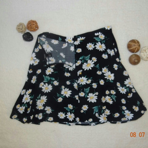 F21Black Flower Skirt - Picture 2 of 4