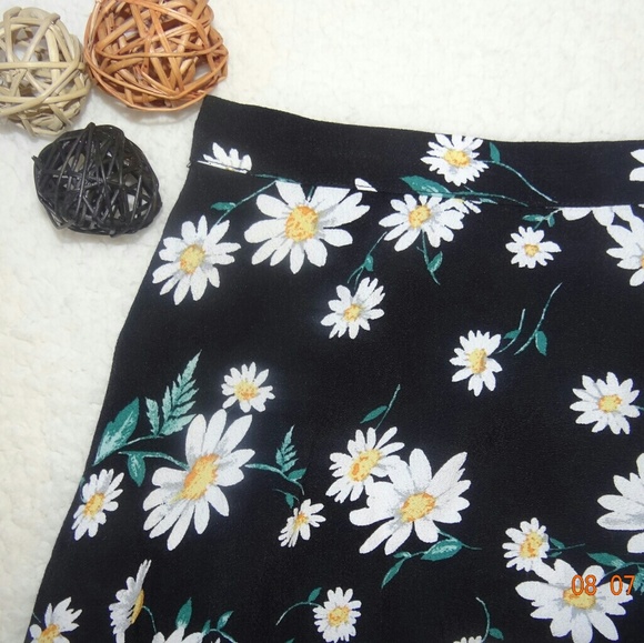 F21Black Flower Skirt - Picture 3 of 4
