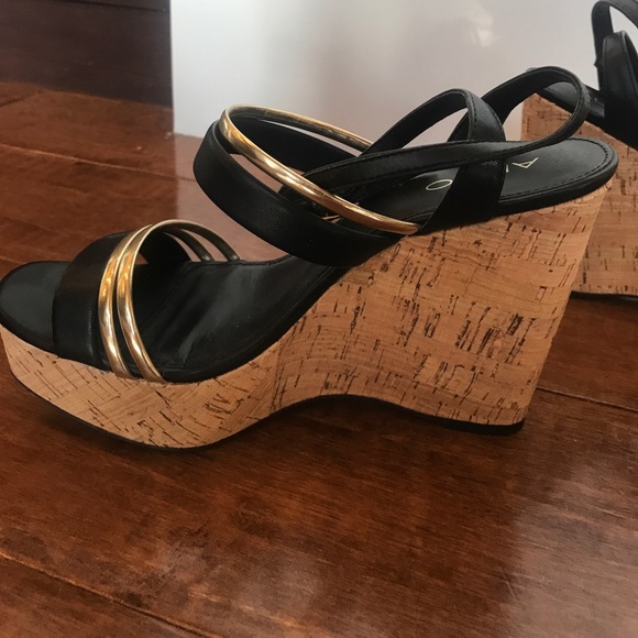 Aldo black and gold wedges - Picture 5 of 6