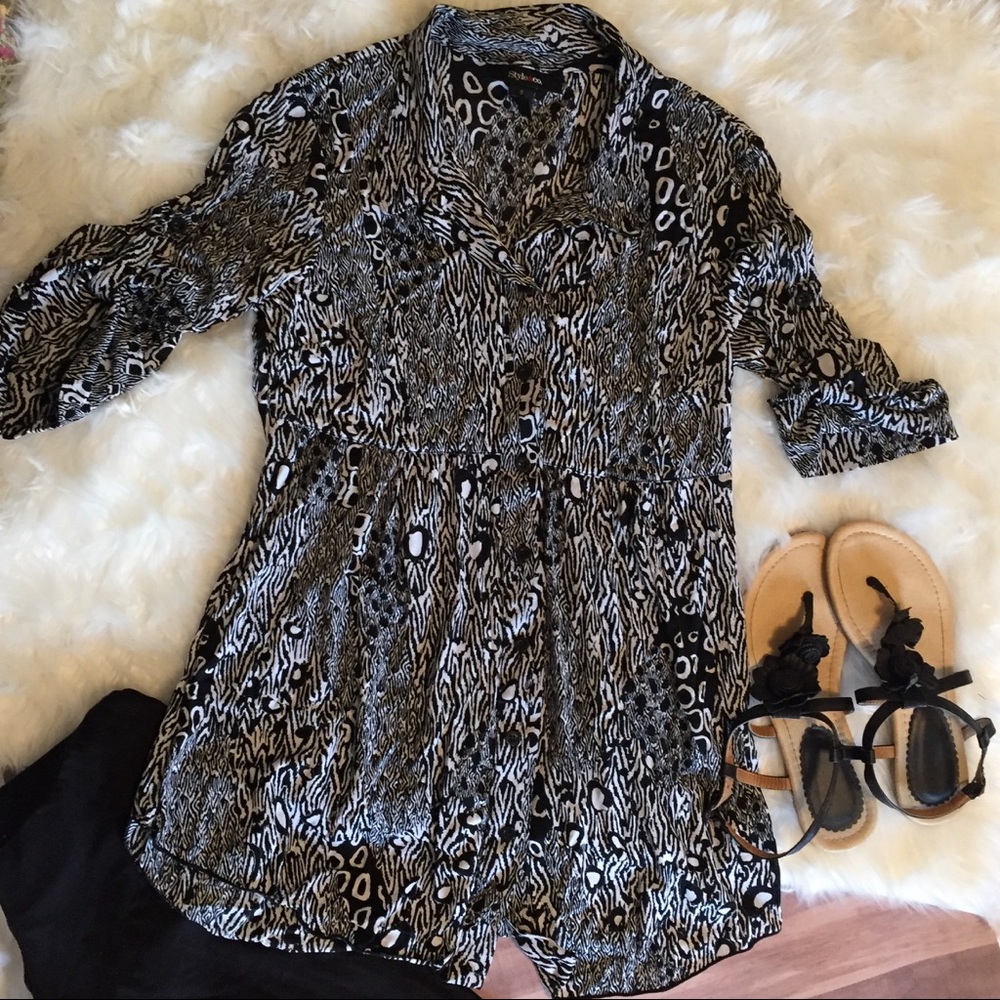 Black & white button up tunic small