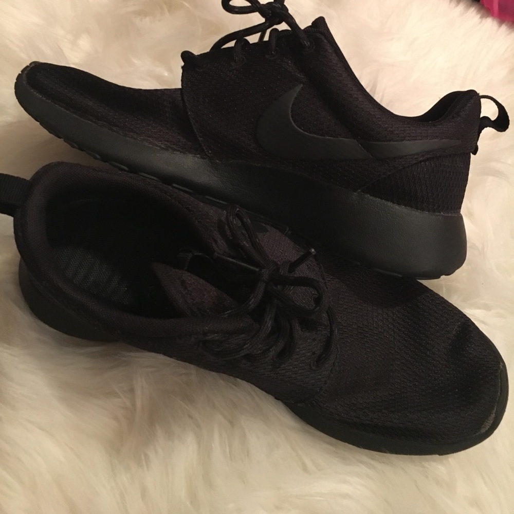 Women's black Nike Roshe