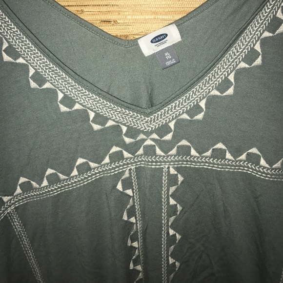 Old navy embroidered top - Picture 2 of 3