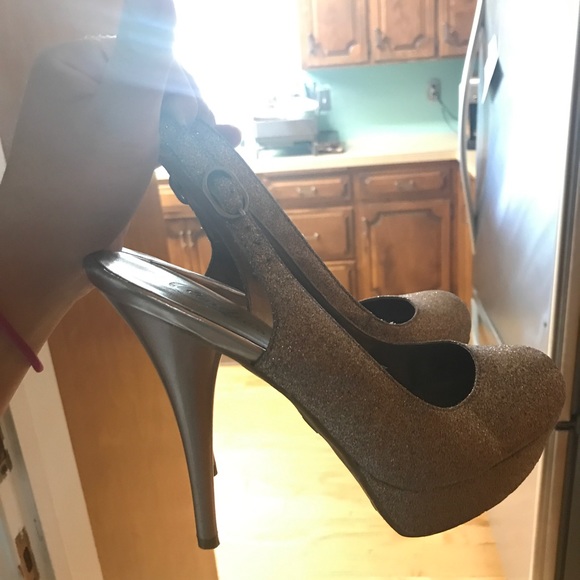 Gold glitter 4" heals - Picture 2 of 2