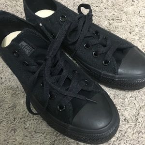 Black low top converse