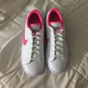 BNWOT NIKE TENNIS CLASSIC GS SIZE: 6y