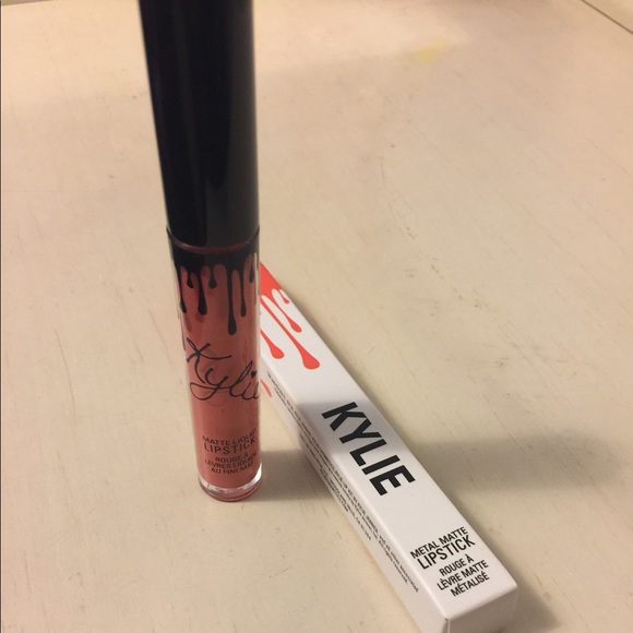 Kylie Lipstick - Picture 4 of 5