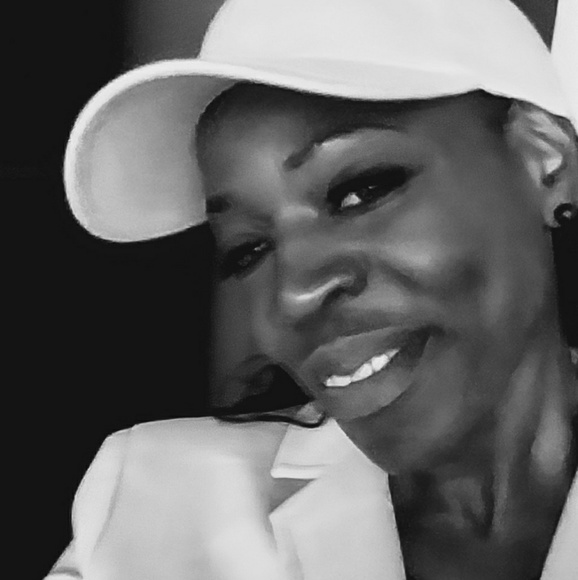 Meet your Posher, Lisa - Picture 2 of 5