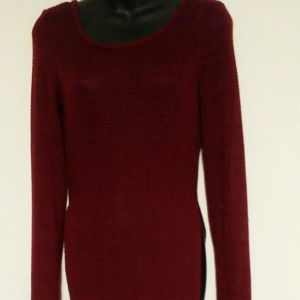 Long sleeved maroon top