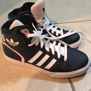 Adidas hightop sneakers 👟