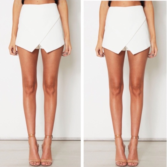 white fox Dresses & Skirts - White fox skort S