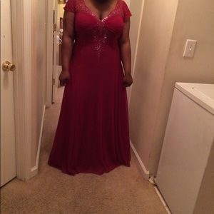 Red Scoop Neck Short Sleeved Long Dress