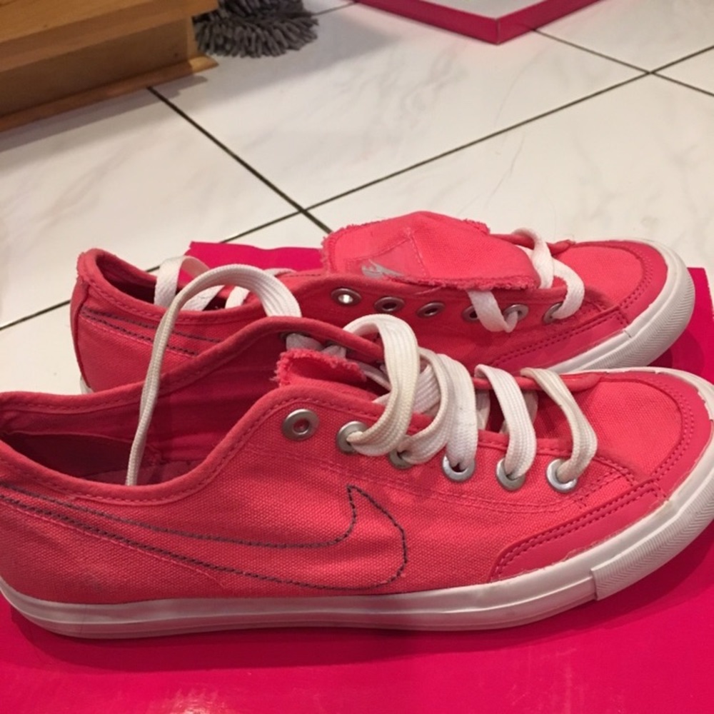 Nikes - Picture 2 of 4