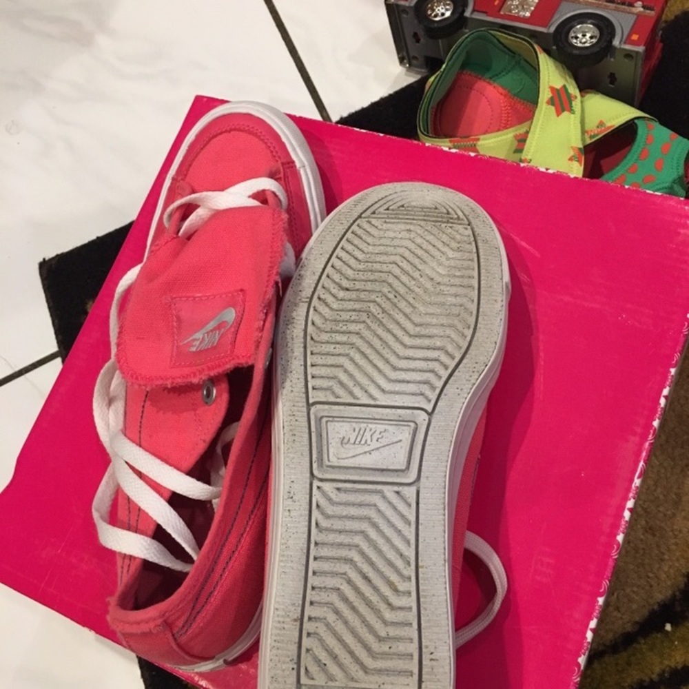 Nikes - Picture 3 of 4