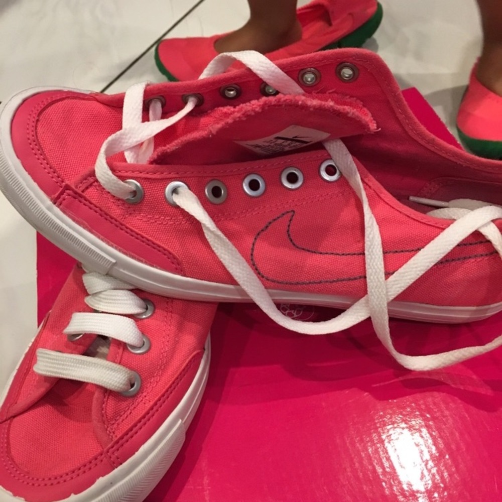 Nikes - Picture 4 of 4