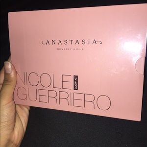 Nicole Guerrero glow palette