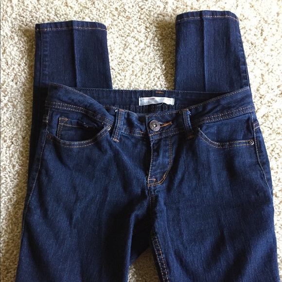 Ladies No Boundaries Jeans Size 5 EUC - Picture 1 of 3