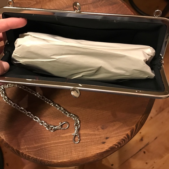 Clutch with removable silver chain - Picture 2 of 3