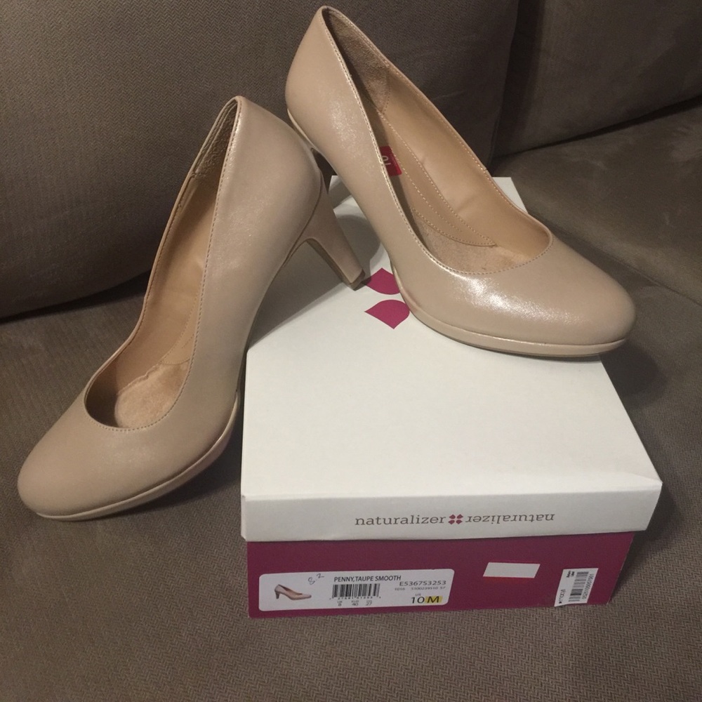 New in Box Naturalizer Penny Pump in Taupe