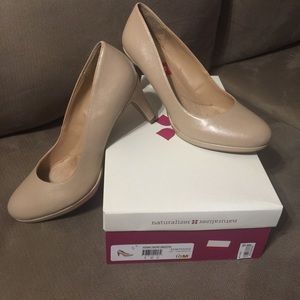 New in Box Naturalizer Penny Pump in Taupe