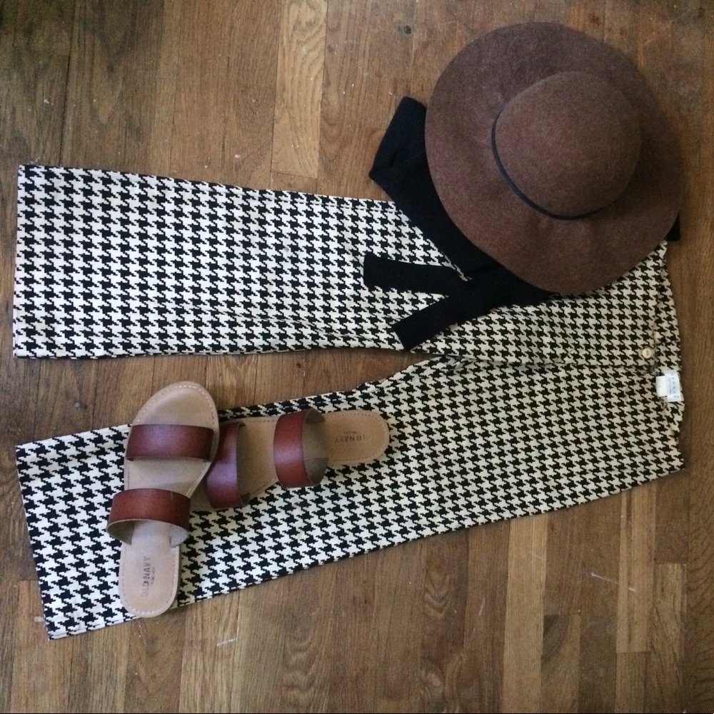 Black/Cream Stretch Capris w/Flair Bottom