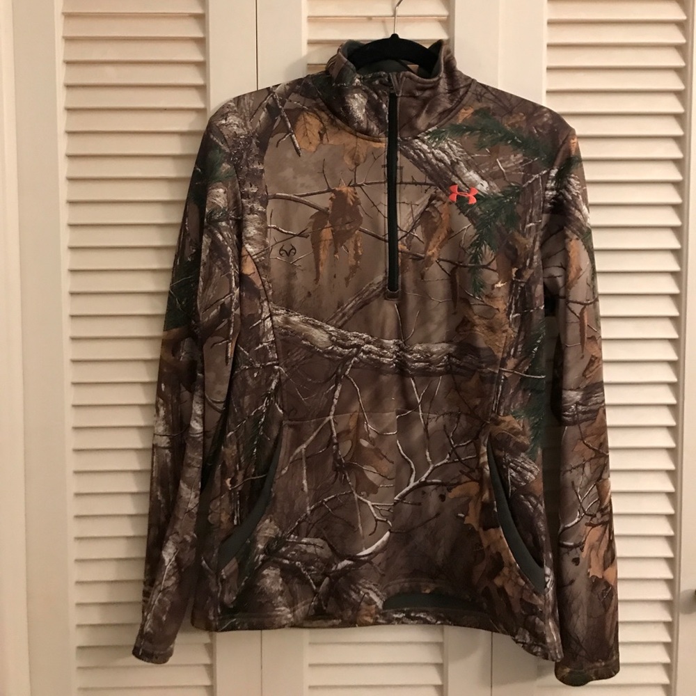 Semi-fitted under armor sweatshirt