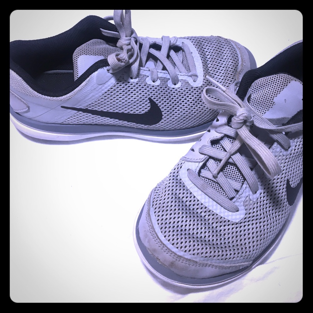 Boys Nike flex run size 3