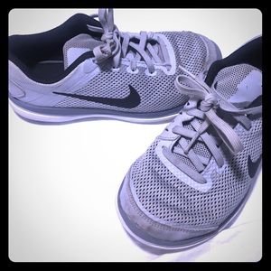 Boys Nike flex run size 3