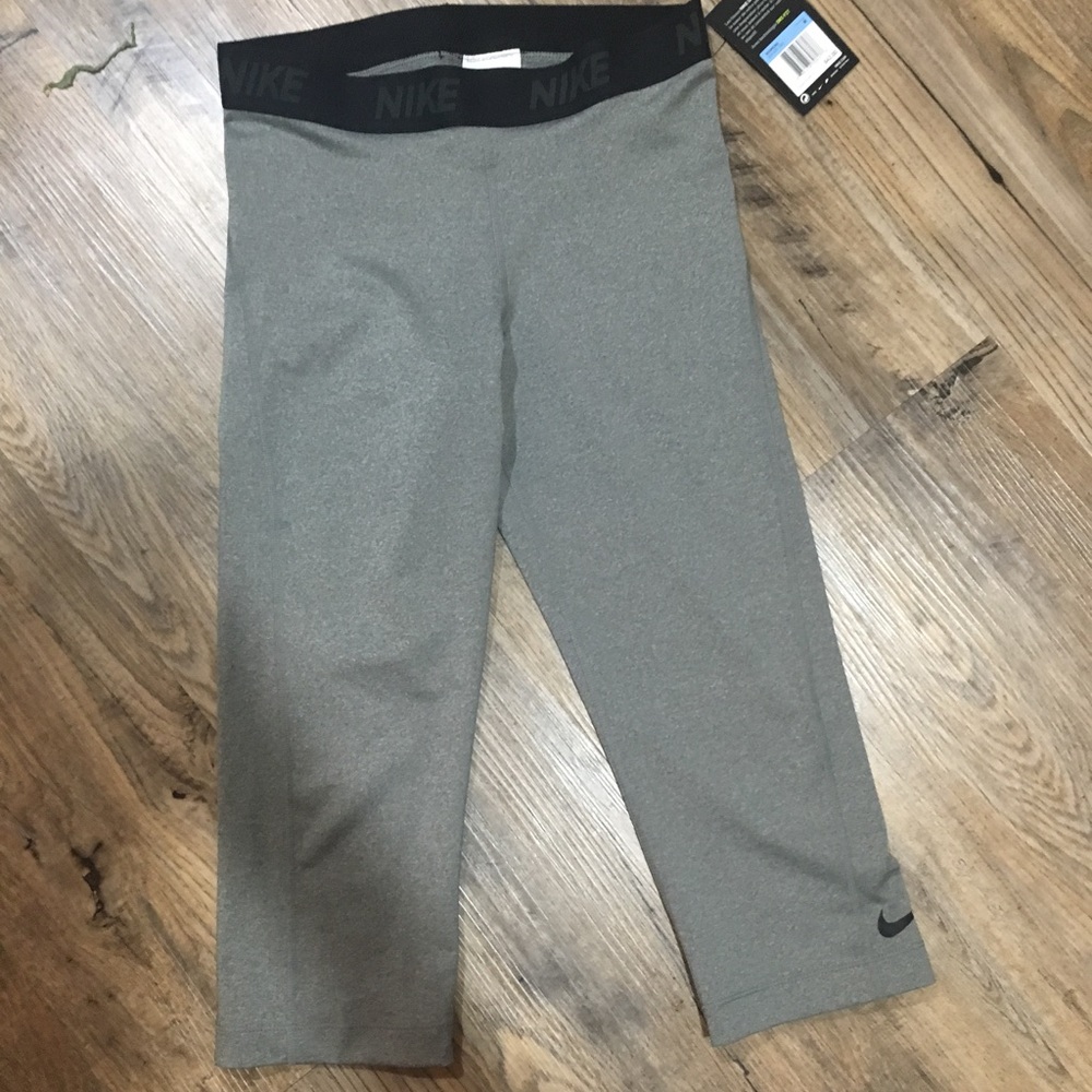 Nike pro gray Capri leggings size medium