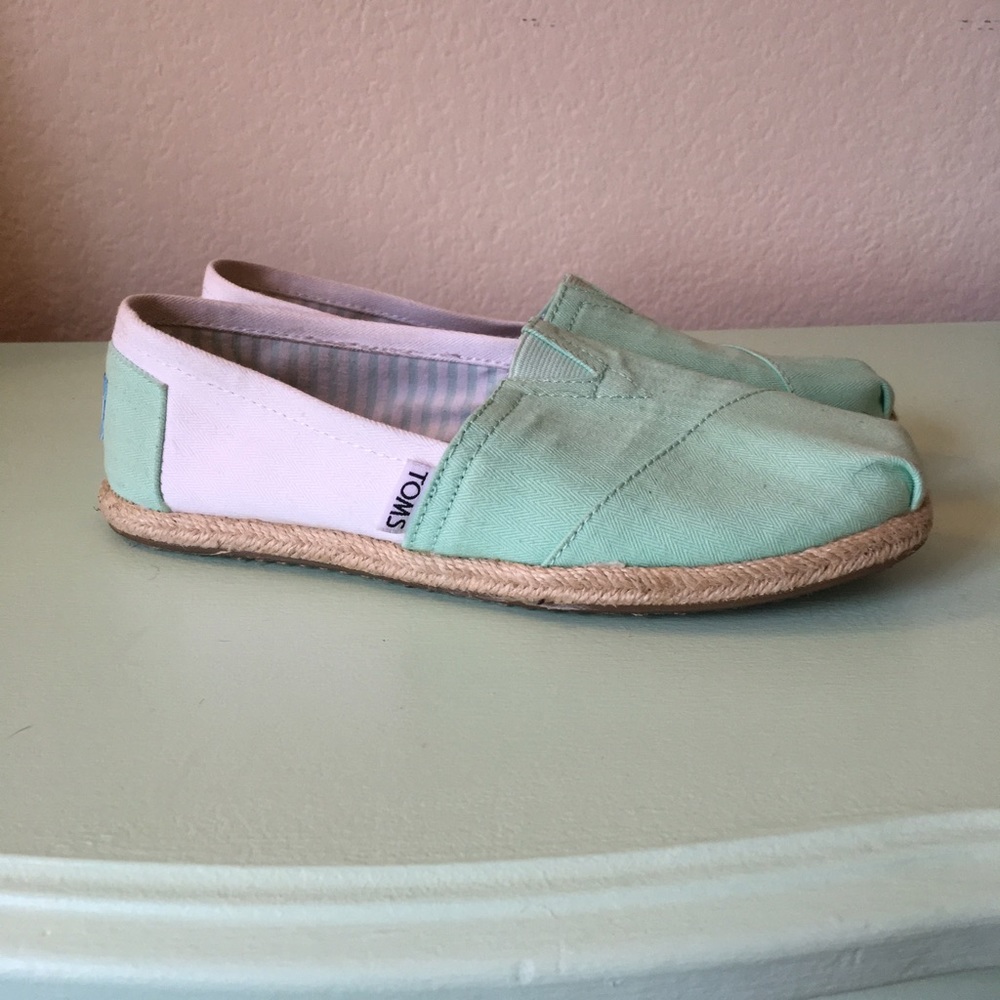 NWOT mint green TOMS. Size 5.5