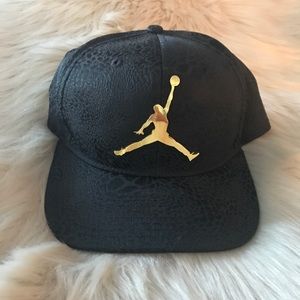 AIR JORDAN BLACK LEOPARD GOLD EMBLEM LADIES HAT 🌹