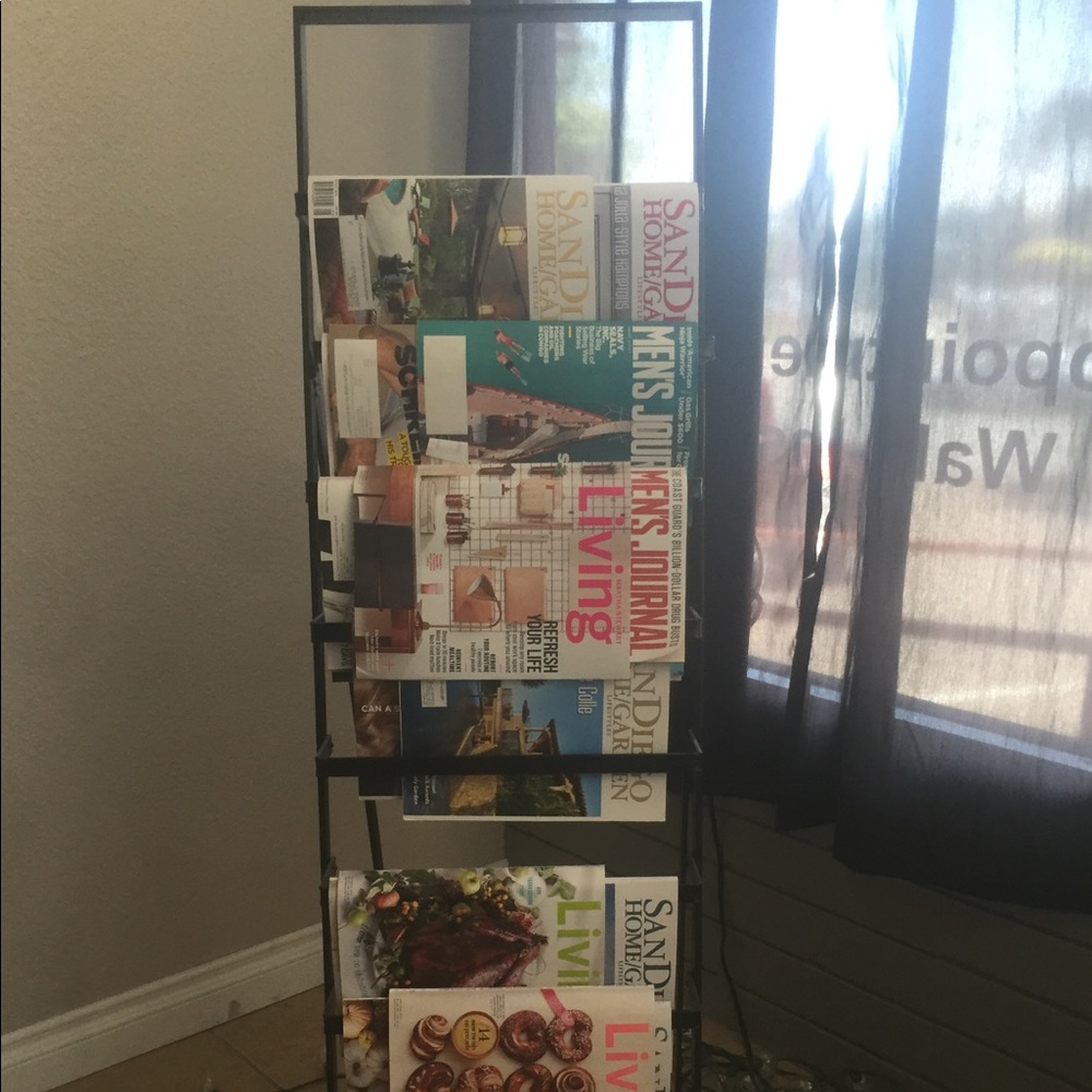 Magazine holder black