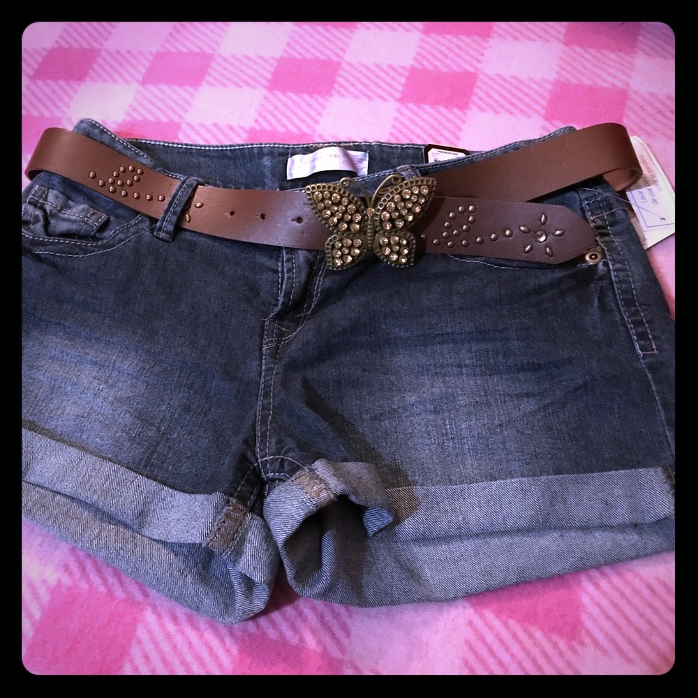 Jean shorts with a cute dark brown belt