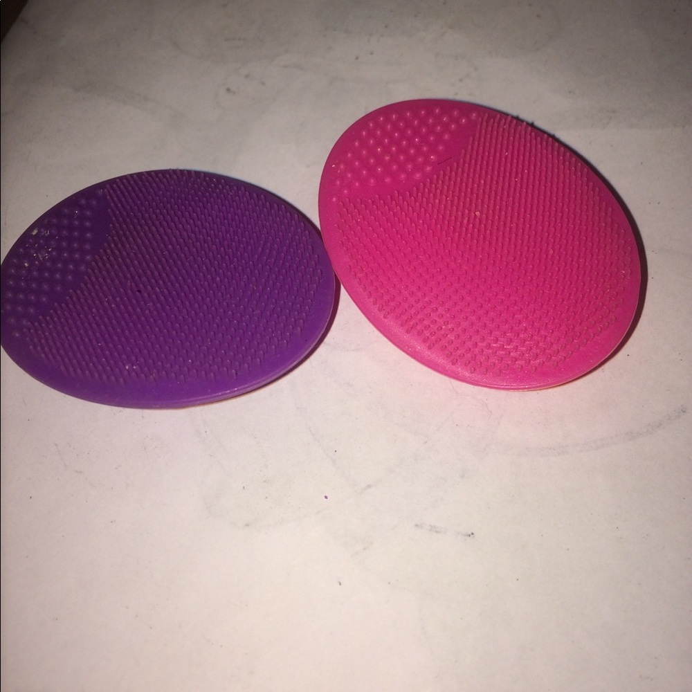 Makeup brush cleaner