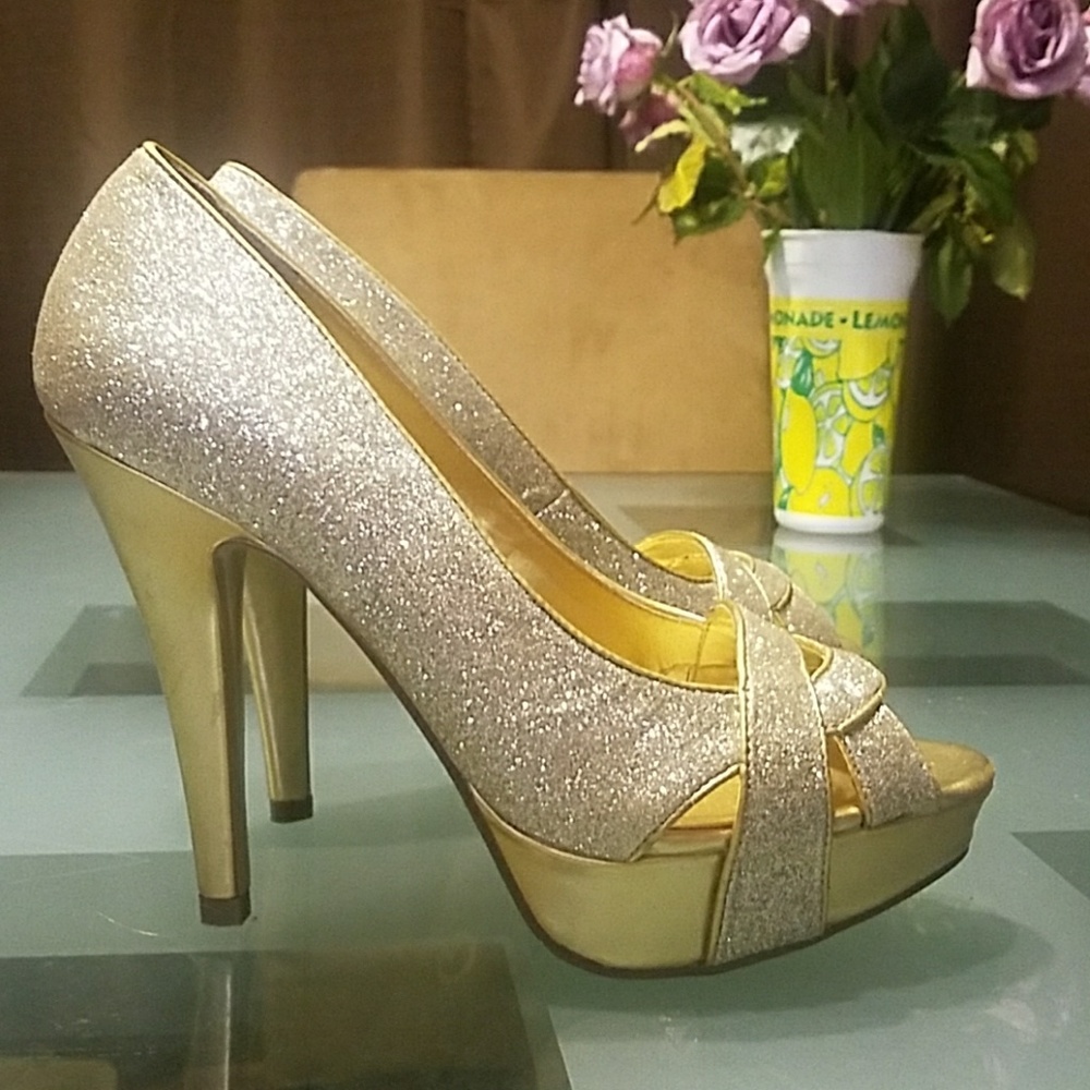 ⚘❤Guess NWOT Sparkly Gold Heels❤⚘