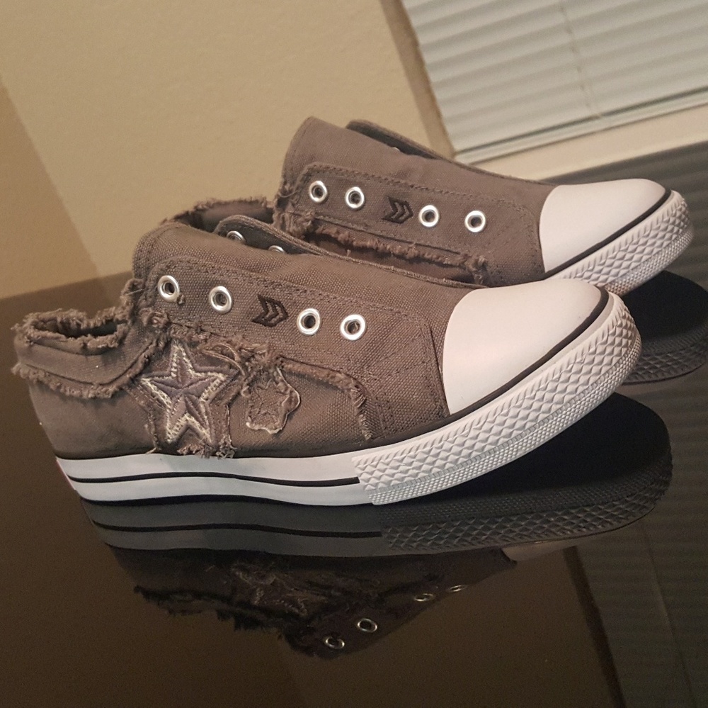 Slip on Converse lace free edition.