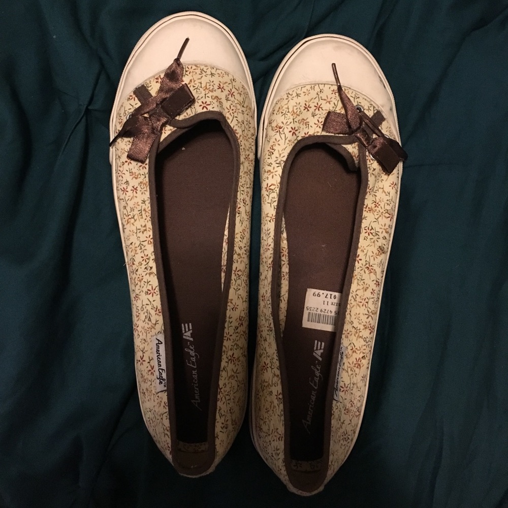 Brown flowered shoes