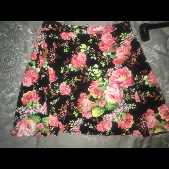 Floral Mini Skirt - Picture 1 of 3