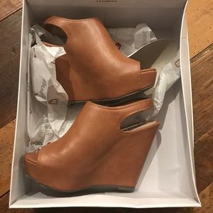 Steve Madden Camel Sling Back Wedges
